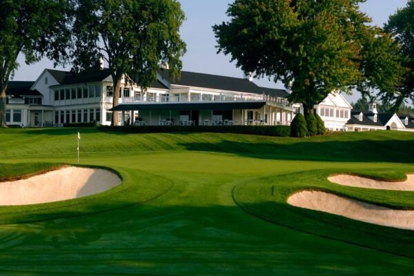 How Oakland Golf Clubs Enhance the Local Golfing Experience